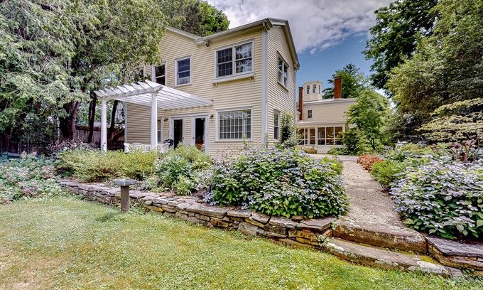 Wiscasset Cottage | Dog-friendly historic cottage with deck, grill, kitchenette, & washer/dryer