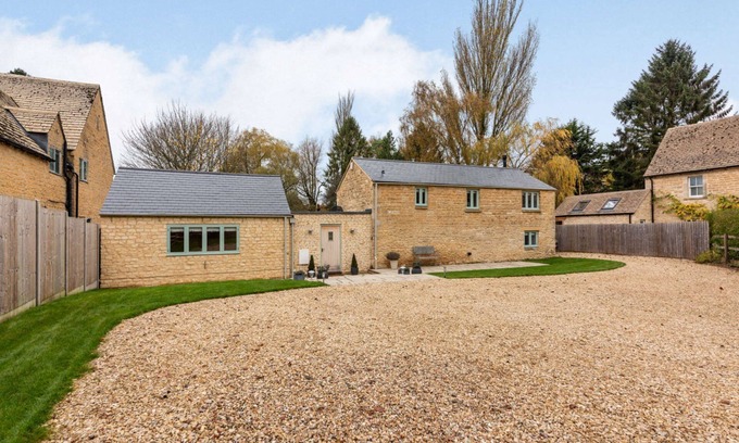 Rendcomb Cottage | Dog friendly holiday cottage with garden in the Cotswolds - Honeystone Cottage