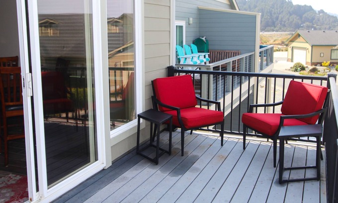 Gold Beach House | Dog-Friendly Home a/ Ocean View, High-Speed WiFi, Gas Fireplace, & Washer/Dryer