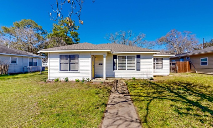 Bay City House | Dog-friendly home near downtown Bay City with streaming, washer/dryer, & AC