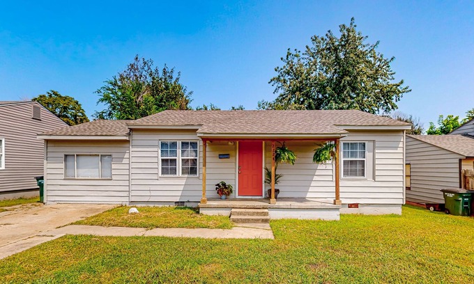 Del City House | Dog-friendly home near Tinker AFB with fenced yard & updated interior