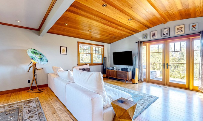 Graton House | Dog-friendly home with breathtaking views & garden sauna, next to golf/laguna