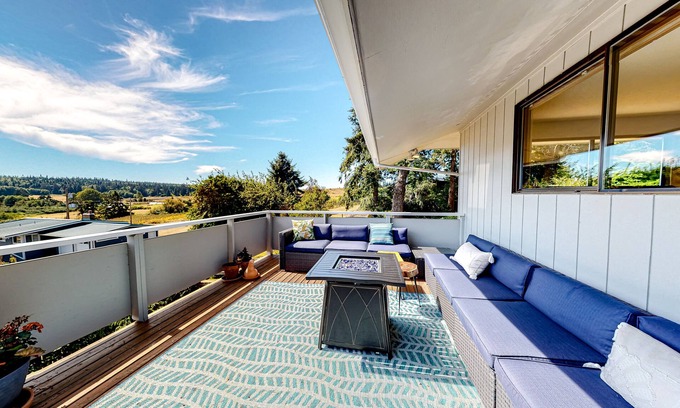 Greenbank House | Dog-friendly home with sound view, fireplace, pizza oven & hot tub