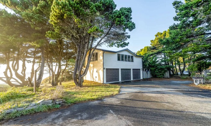 Bandon House | Dog-friendly home with ocean views, high-speed WiFi, and wood-burning fireplace