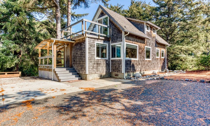 Florence House | Dog-friendly house near the beach with ocean view and private gas grill