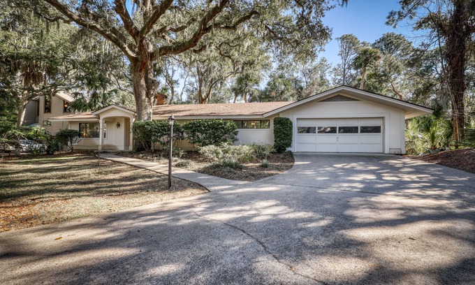 Palmetto Dunes House | Dog-friendly house with private pool & large backyard - walk to beach