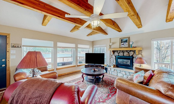 Pinetop-Lakeside House | Dog-friendly house with lake & mountain view, fireplace, balcony & gas grill