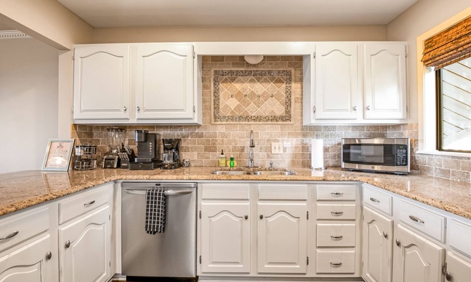 Lake Hamilton Condo | Dog-friendly, lakefront condo with pools, hot tub, W/D, AC, deck & mountain view