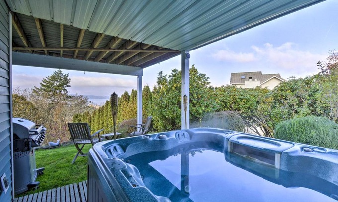 Lakewood Apartment | Dog-Friendly Lakewood Apartment with Private Hot Tub