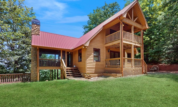 Blue Ridge Cabin | Dog-friendly log cabin with lovely views, game room & wet bar