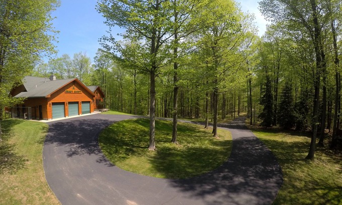 Maple City House | Dog Friendly Log cabin W/Hot tub, Fiber optic near Sleeping Bear Dunes & TC