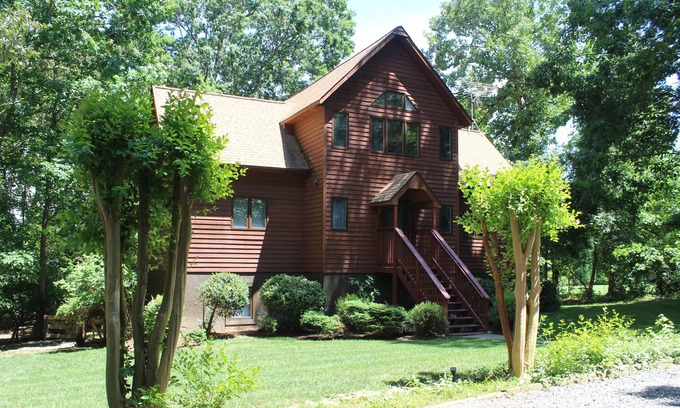 Windwood Coves House | Dog Friendly Luxurious Lodge-like Lake Home with BOAT SLIP