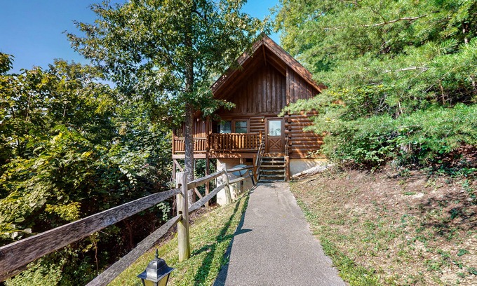 Gatlinburg - Pigeon Forge Apartment | Dog-friendly mountain studio cabin w/private hot tub & free attraction tickets