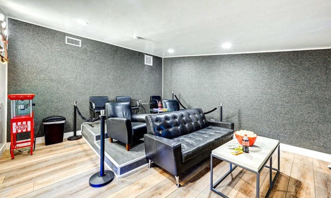 Oakhurst House | Dog-Friendly Oakhurst Home Walk to Downtown!