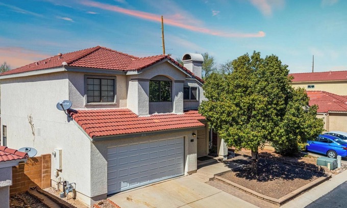 Oro Valley House | Dog-Friendly Oro Valley Retreat. 3BR/3BA,Pool, Hot Tub, Near Hiking, Golf & LOOP