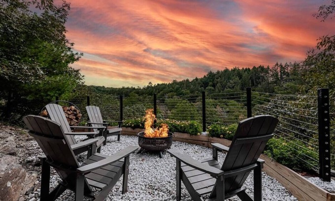 East Stroudsburg House | Dog Friendly Retreat with River and Mountain Views