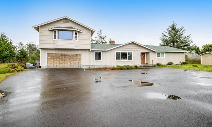 Warrenton House | Dog-friendly retreat near the beach with large yard, WiFi, deck & full kitchen