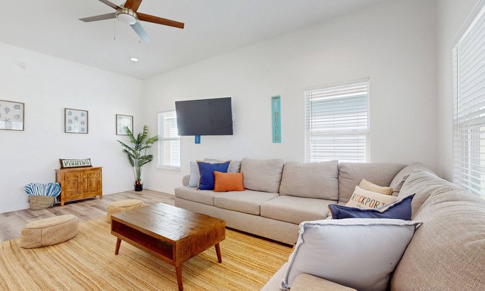 Rockport House | Dog-friendly retreat with games for all ages & stunning views - steps to sand