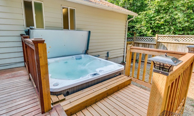 Vashon Island House | Dog-friendly retreat with private hot tub, firepit and fenced backyard