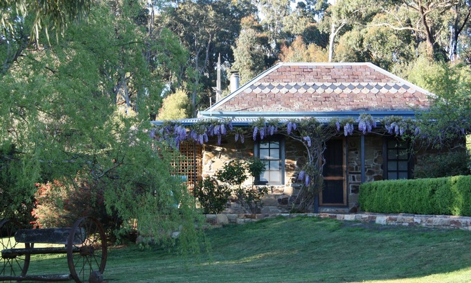Muskvale Cottage | Dog-friendly studio close to Daylesford - The Stoney at Hollow Log Estate