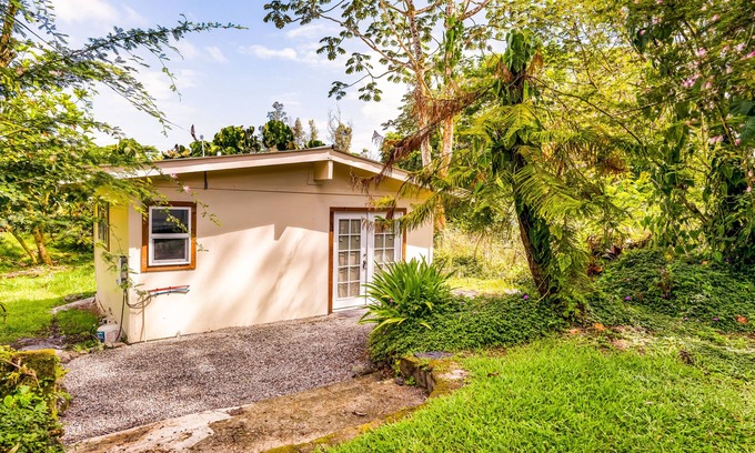 Kapoho Apartment | Dog-friendly studio escape near the beach & town with fast WiFi & kitchenette