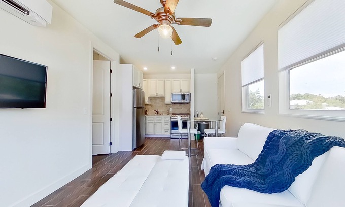 Gillespie Park Apartment | Dog-friendly studio with a full kitchen & AC - close to shops & restaurants