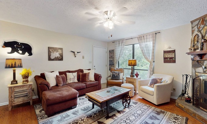 Sugar Mountain Condo | Dog friendly Sugar Mountain condo w/mountain views & stone fireplace
