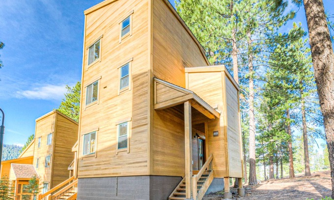 Truckee House | Dog-Friendly Mountain Getaway Near the Slopes with Private Balcony & Rec Center