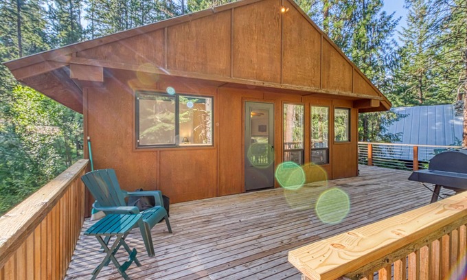 Ardenvoir Cabin | Dog-friendly woodland cabin w/deck & private game room - walk to the river