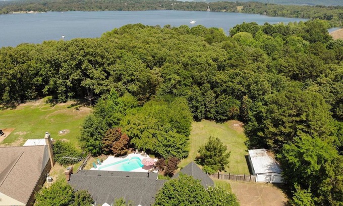 Heber Springs House | Dog lovers: Fenced yard, 2 king beds, lake access, 2 fire pits-gas and wood!