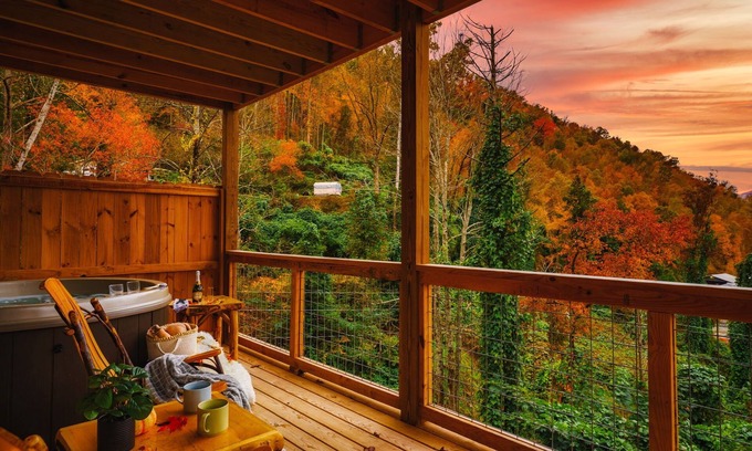 Gatlinburg Cabin | DogFriendly | 5 min downtown Gatlinburg| Easy Road