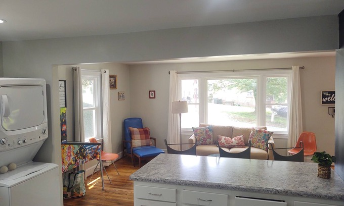 Jefferson Park Avenue House | Doggone fun 3 bdr Home at UVA with a Free Breakfast!