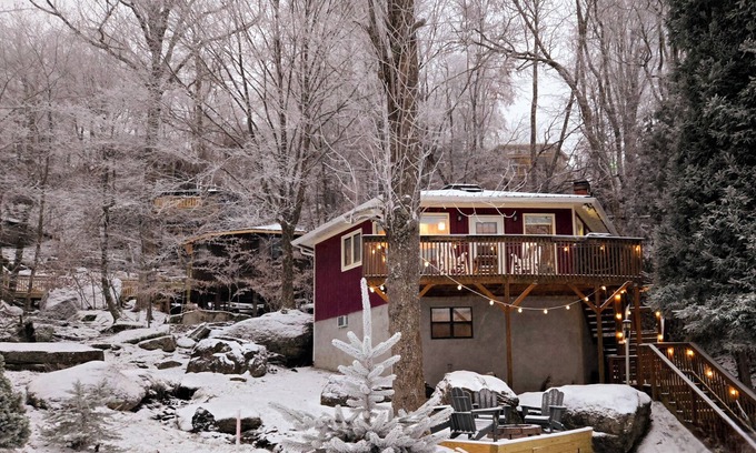 Beech Mountain Ski Chalet | Dogs ‖ S'mores & Fire ‖ 2 Mins to Slopes ‖ Paved Road Access