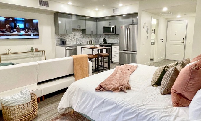 Walnut Creek Apartment | Dogs Stay Free Luxe Downtown Apt King Bed Garage Parking In-Unit W/D