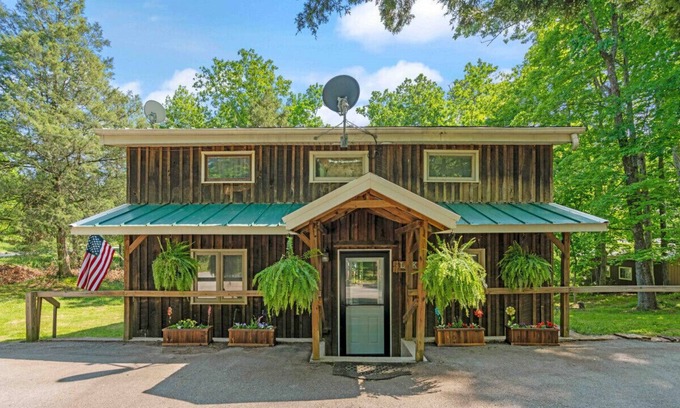 Eckerty Cabin | Dogwood Daze At Patoka Lake! Charming 3 bedroom / 2 bath Cottage Near Patoka Lake!