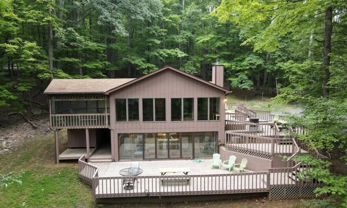 Berkeley Springs House | Dogwood Knoll - wifi, pool access, fireplace, grill, hiking, king bed