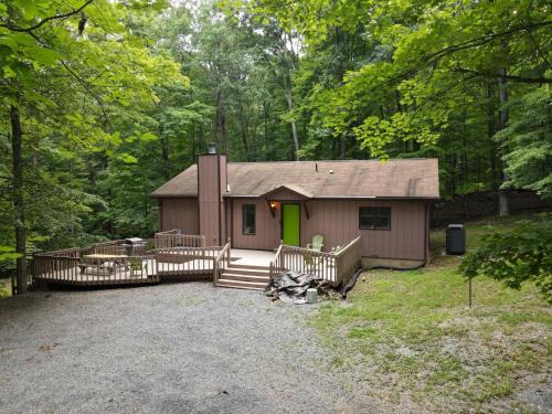 Berkeley Springs Ski Chalet | Dogwood Knoll - Wifi, Pool Access, Deck, Fireplace, Deck, Family Friendly, Hiking, Games, Screen Porch, King Bed