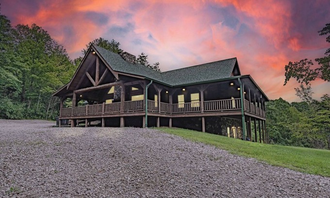 Logan Cabin | Dogwood Manor Hocking Hills: Family Friendly 8 bedrooms. WALK to Old Mans Cave!