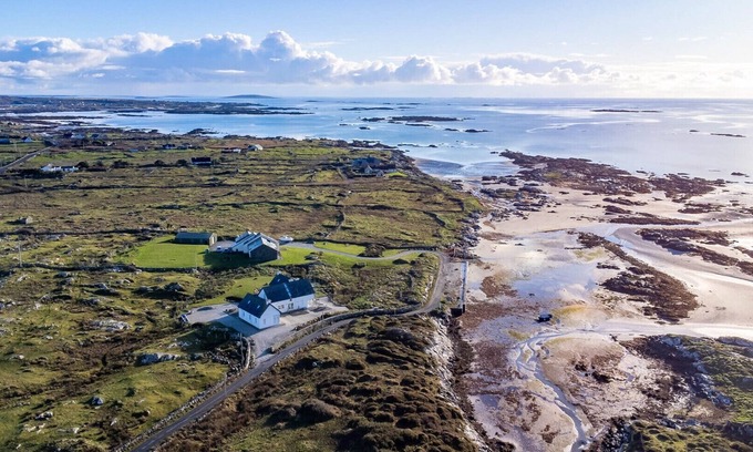 Ballyconneely Ski Chalet | Doleen Quay House is a luxurious beach holiday home
