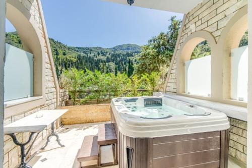 Agios Gordios Apartment | Doliva Studio John private jacuzzi