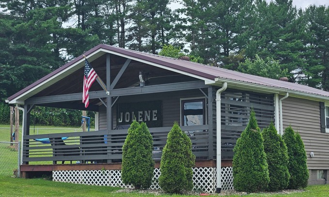 Lily House | Dolly inspired 1940s 2 bedroom Bungalow near Laurel Lake, hiking, and more