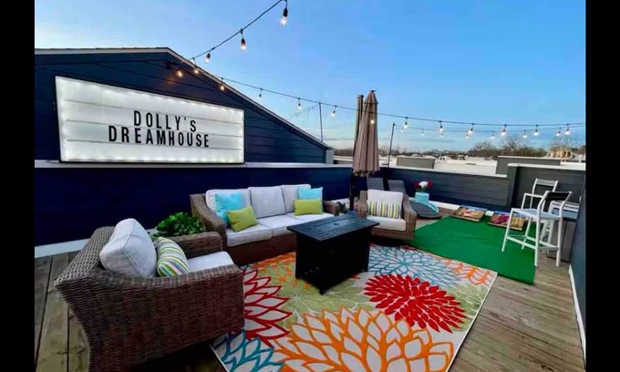 Talbot's Corner House | Dolly Parton Themed 4-Story House, Minutes to Downtown, Sleeps 14 Full Amenities