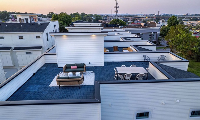 Whitebridge House | Dolly's Dreamhouse - Rooftop Deck - Mins to Downtown