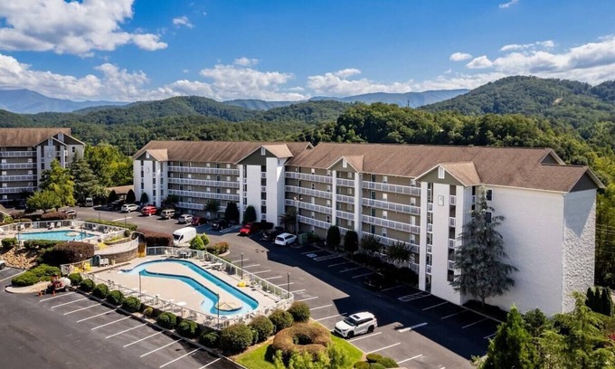 Pigeon Forge Condo | Dolly's Hideout: Pools and Proximity to Dollywood
