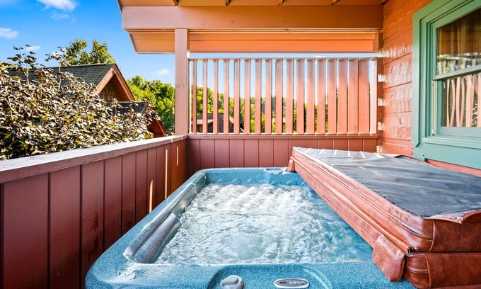 Pigeon Forge Cabin | Dollywood Tix* Close to attractions! Book Now!