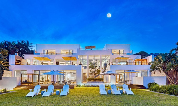 Umhlali Beach Villa | Dolphin Coast YOLO Spaces - The White House Boutique Villa