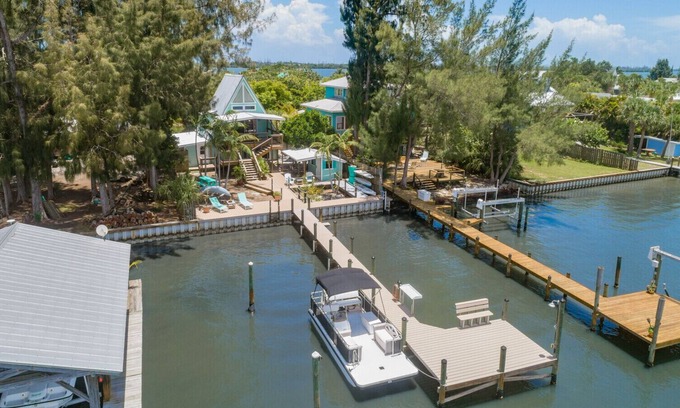 Grant-Valkaria House | "Dolphin Dive" Fisherman's Family Paradise Directly on the Intracoastal Waterway