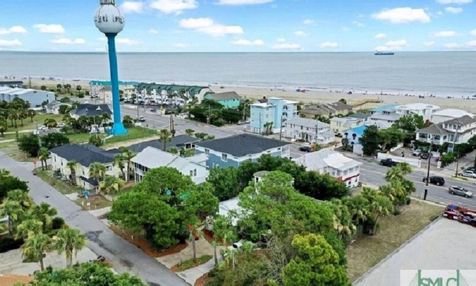 Tybee Island Cottage | Dolphin House Steps to the Ocean. Pet-friendly 3/2. Private Parking for 2 cars