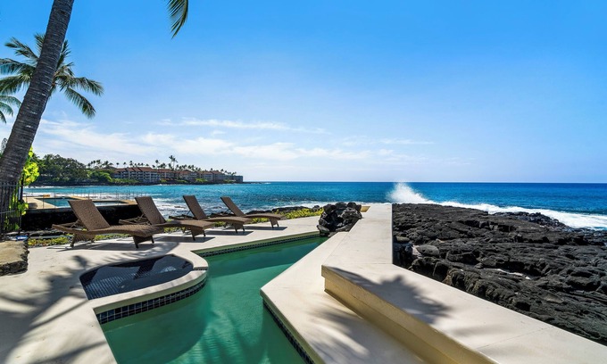 Kailua-Kona House | Dolphin Manor: Stunning Oceanfront Home w/Pool, Spa, A/C, Private Lanai