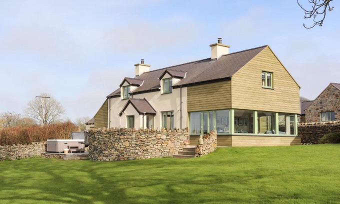 Brynsiencyn House | Dolwaenydd